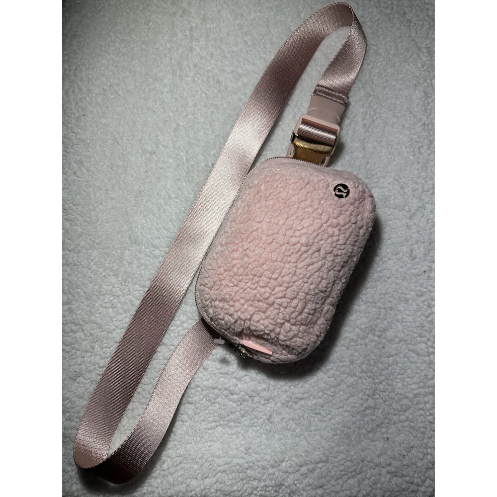 Lululemon Everywhere Belt Bag Fleece One Size 1L‎ Pink Mist Gold Hardware